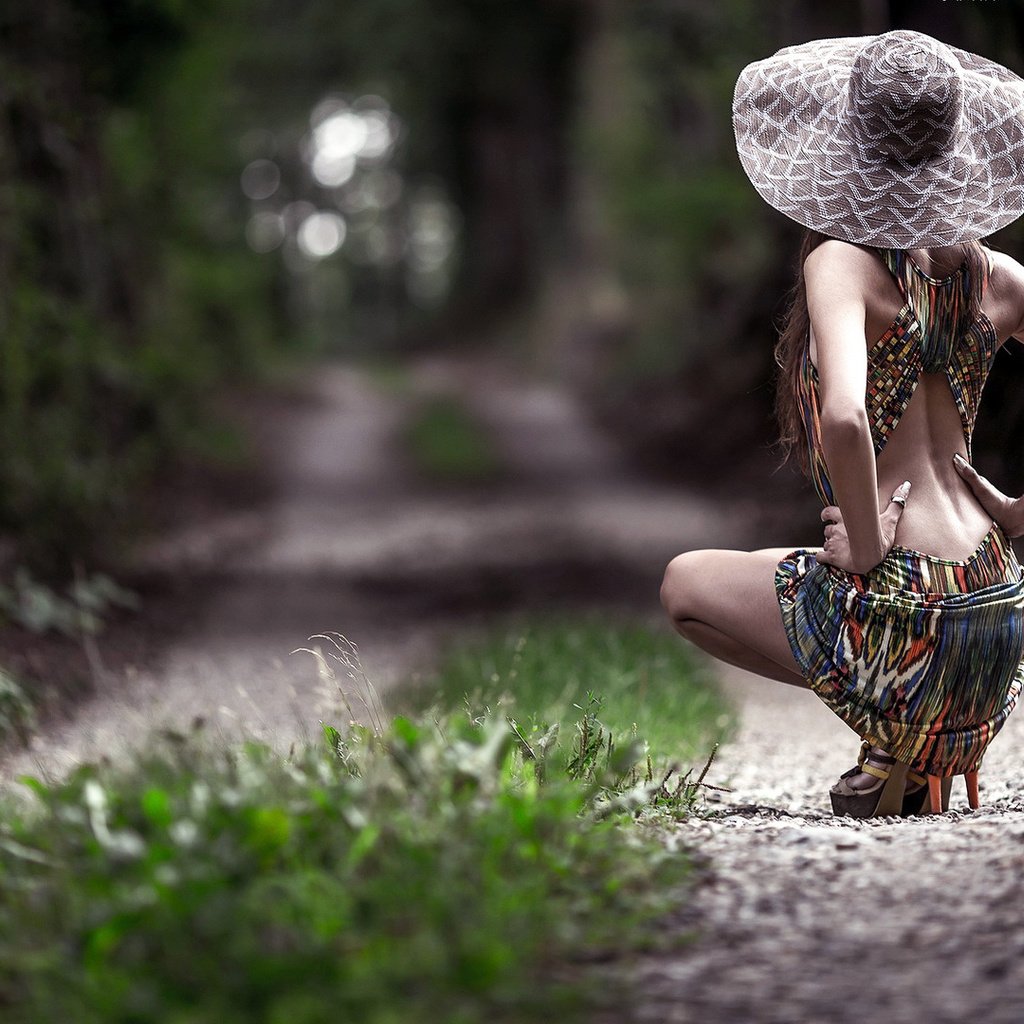 Обои девушка, тропинка, шляпа, girl, path, hat разрешение 1920x1080 Загрузить