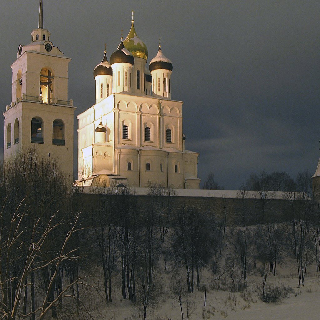 Обои небо, псков, храм, тучи, собор, город, россия, церковь, купола, the sky, pskov, temple, clouds, cathedral, the city, russia, church, dome разрешение 1920x1200 Загрузить