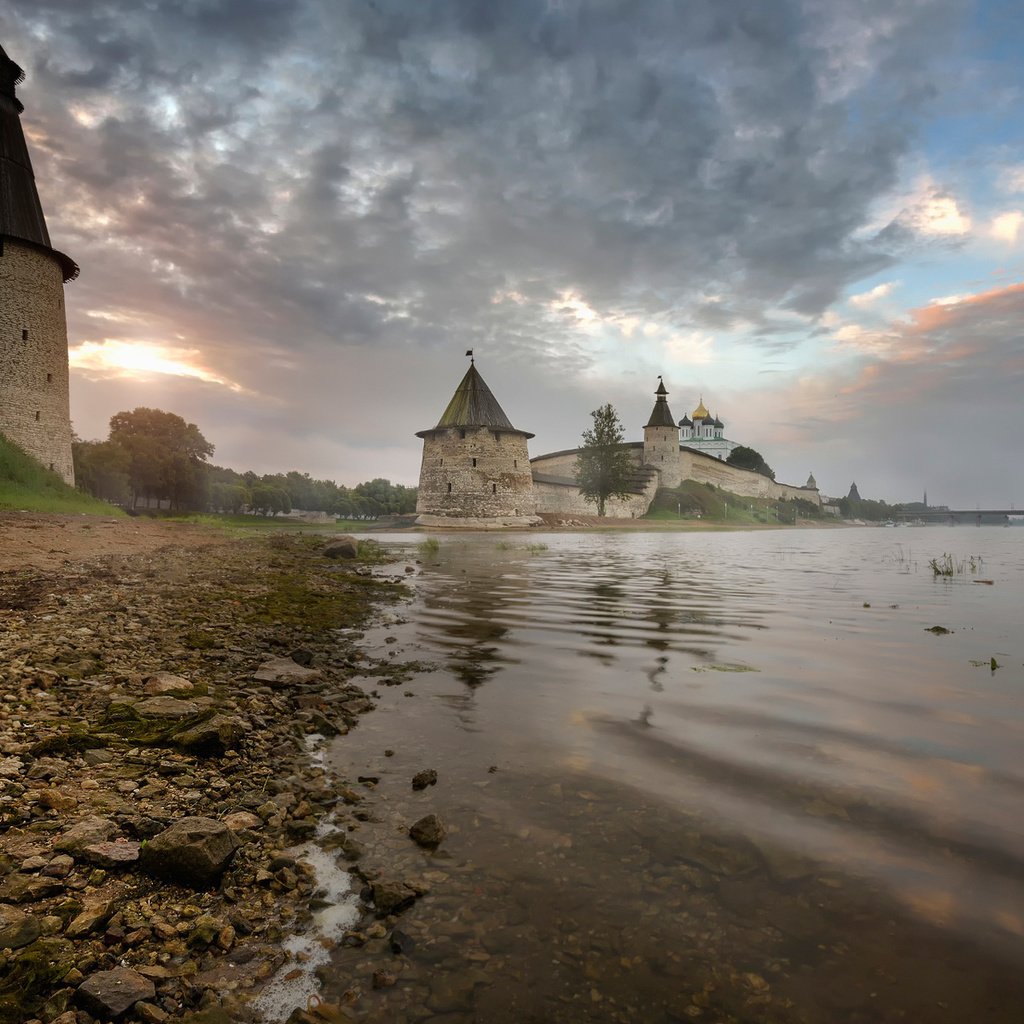 Обои небо, облака, река, город, крепость, псков, the sky, clouds, river, the city, fortress, pskov разрешение 1920x1200 Загрузить