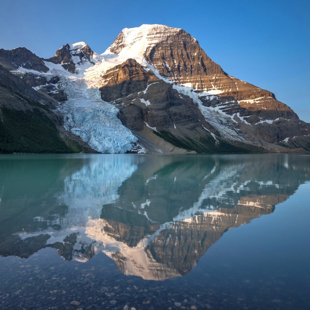 Обои озеро, горы, скалы, снег, отражение, канада, mount robson provincial park, berg lake, lake, mountains, rocks, snow, reflection, canada разрешение 2048x1367 Загрузить