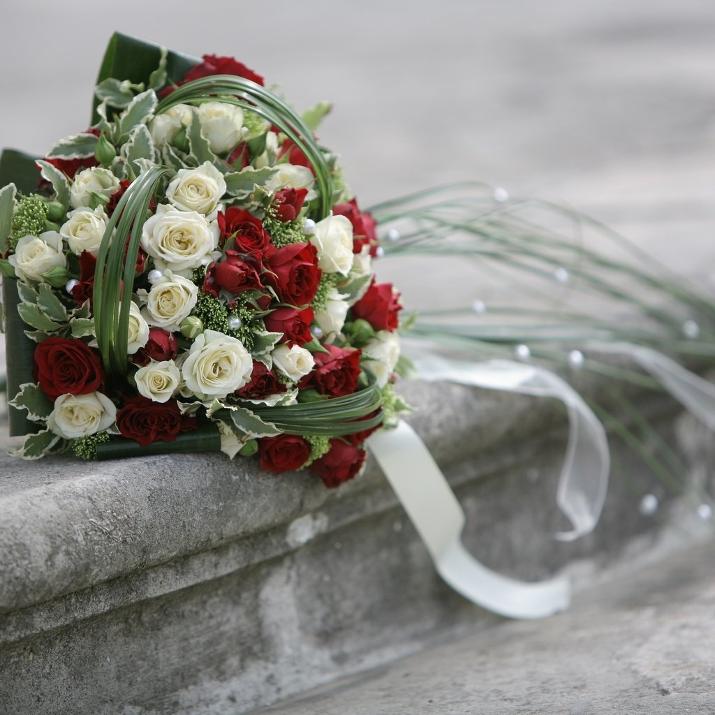 Обои цветы, розы, букет, свадьба, ступени, свадебный букет невесты, flowers, roses, bouquet, wedding, stage разрешение 2560x1707 Загрузить