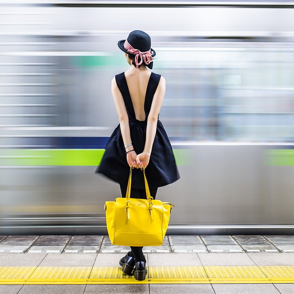 Обои девушка, фон, поезд, шляпа, ожидание, сумка, girl, background, train, hat, waiting, bag разрешение 2047x1187 Загрузить