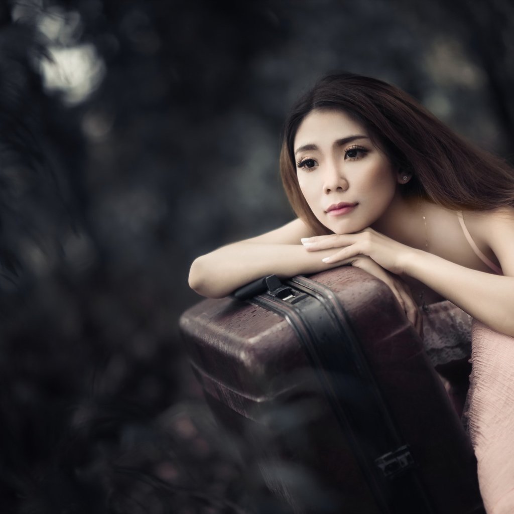 Обои девушка, настроение, взгляд, азиатка, чемодан, ожидание, girl, mood, look, asian, suitcase, waiting разрешение 2047x1244 Загрузить