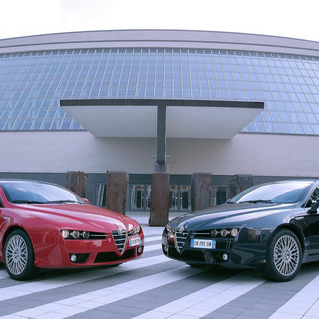 Машина в здании. Alfa Romeo Brera 2020. Штаб квартира Альфа Ромео. Автомобиль у здания.