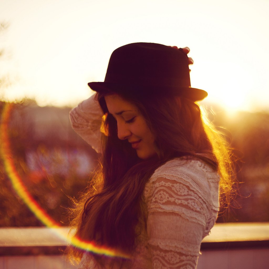 Обои солнце, девушка, волосы, шляпа, шатенка, the sun, girl, hair, hat, brown hair разрешение 2048x1365 Загрузить