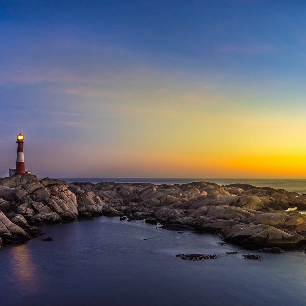 Обои небо, свет, закат, отражение, море, маяк, горизонт, the sky, light, sunset, reflection, sea, lighthouse, horizon разрешение 2048x1152 Загрузить