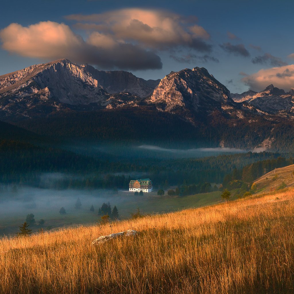 Обои горы, туман, дом, mountains, fog, house разрешение 2048x1152 Загрузить