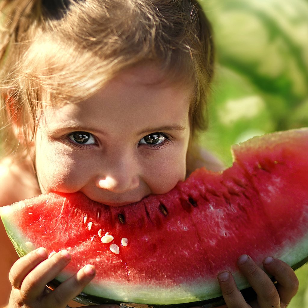 Обои глаза, девочка, арбуз, кушает, eyes, girl, watermelon, eats разрешение 1920x1200 Загрузить