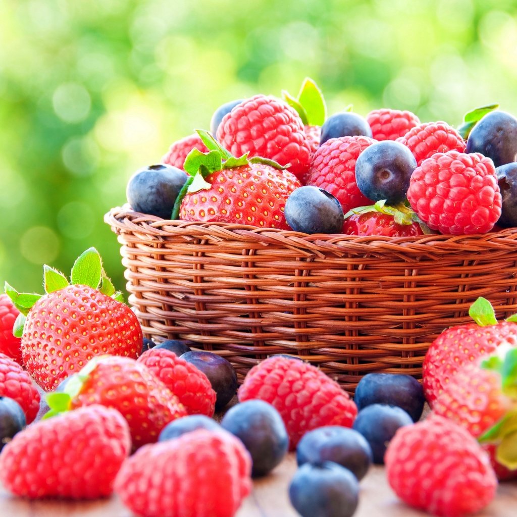 Обои малина, клубника, ягоды, лесные ягоды, черника, корзинка, парное, raspberry, strawberry, berries, blueberries, basket, fresh разрешение 2880x1986 Загрузить