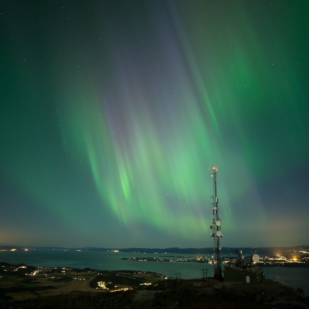 Обои небо, ночь, звезды, город, северное сияние, aurora borealis, the sky, night, stars, the city, northern lights разрешение 2600x1463 Загрузить