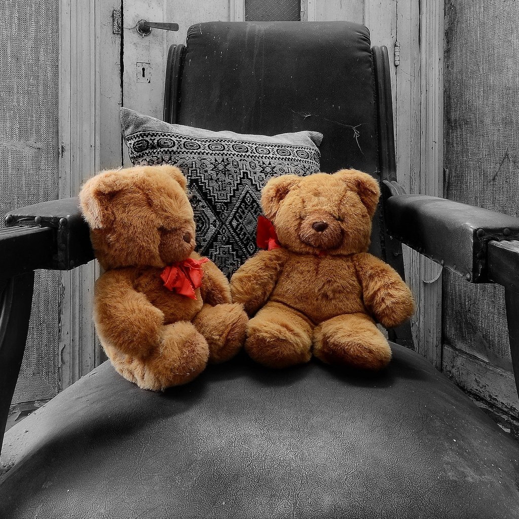 Обои мишки, кресло, игрушки, bears, chair, toys разрешение 2046x1345 Загрузить