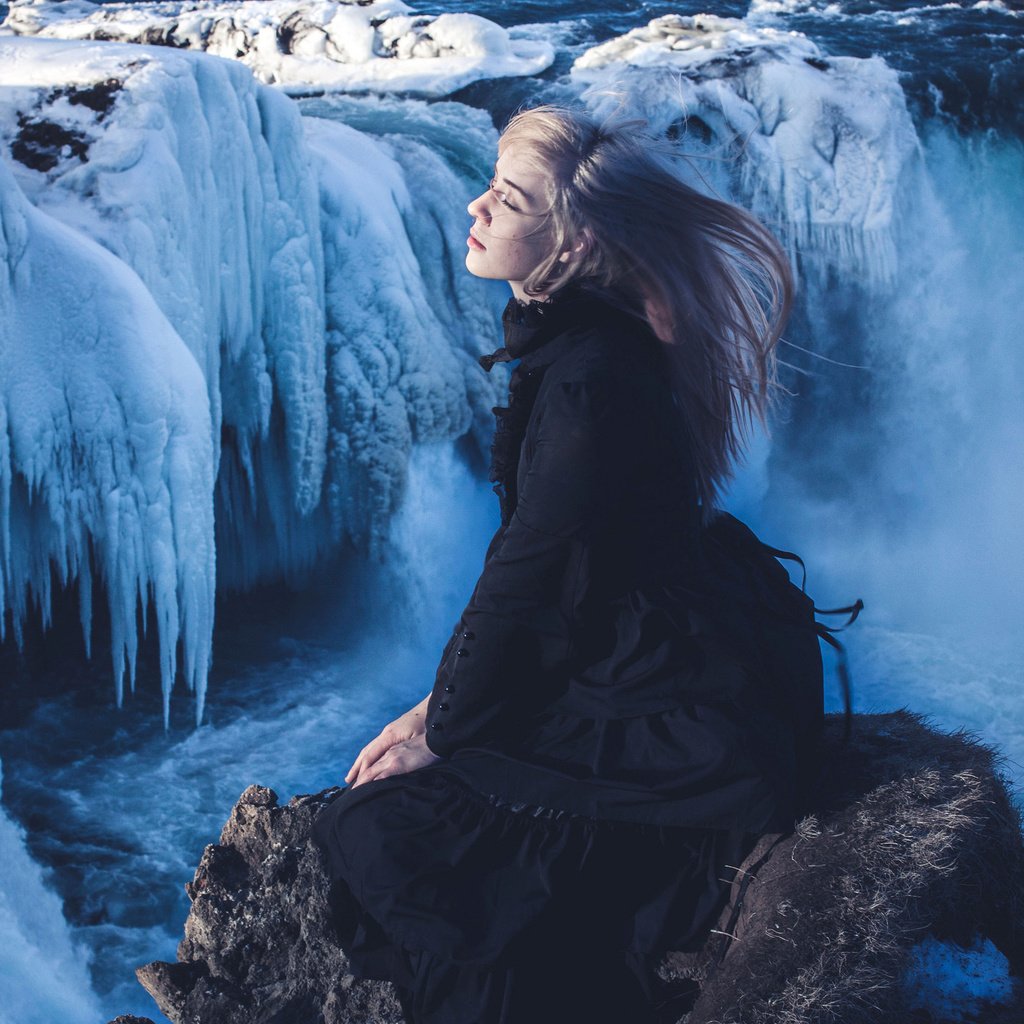 Обои солнце, снег, девушка, лёд, камень, исландия, godafoss, the sun, snow, girl, ice, stone, iceland разрешение 2048x1384 Загрузить