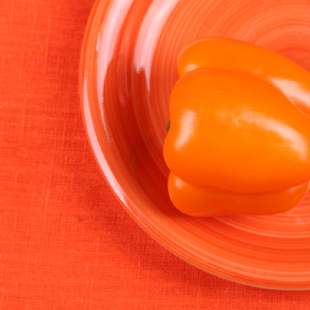 Обои цвет, оранжевый, тарелка, перец, перец болгарский, color, orange, plate, pepper разрешение 1920x1280 Загрузить