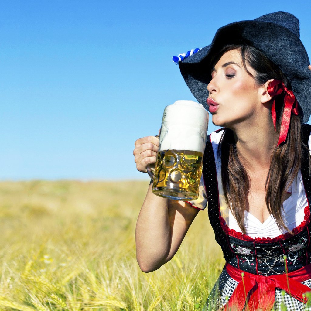 Обои девушка, пиво, шляпа, girl, beer, hat разрешение 1920x1080 Загрузить