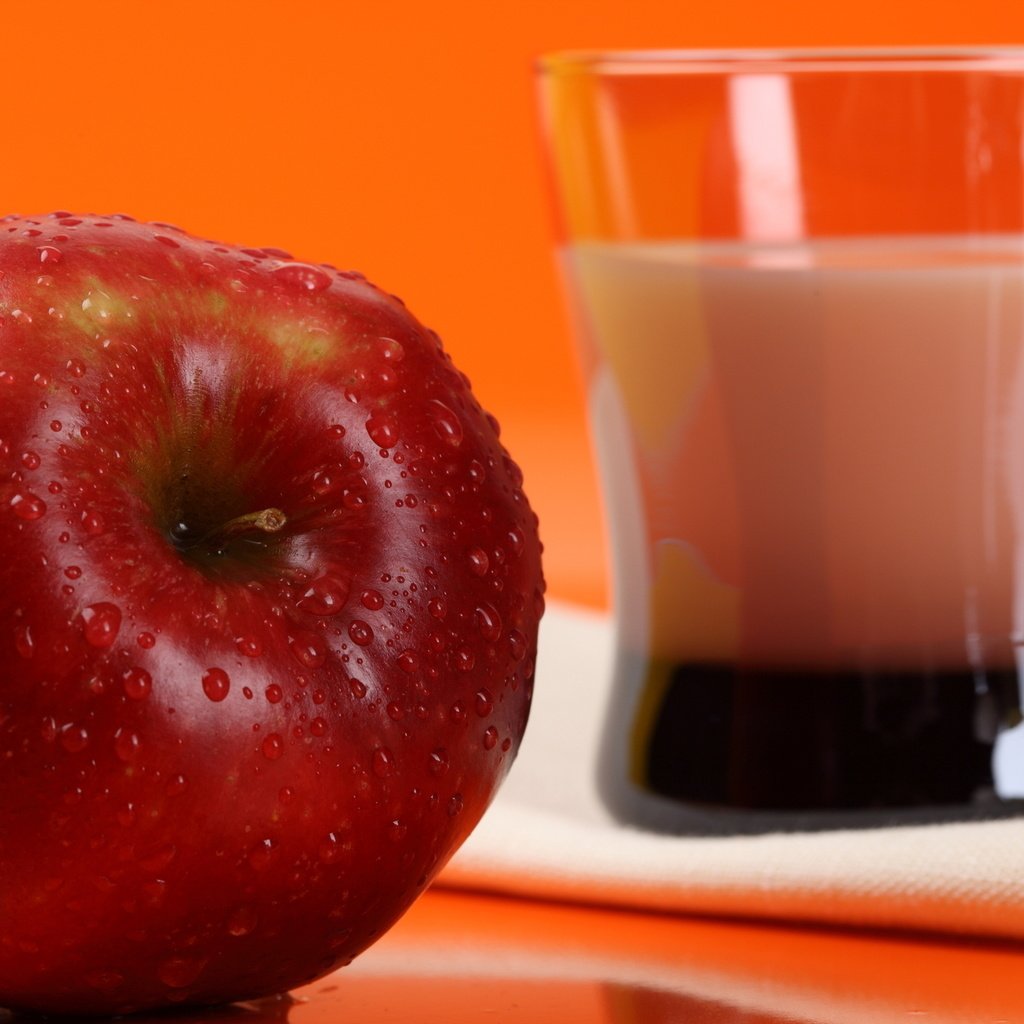 Обои капли, яблоко, стакан, красное, спелое, drops, apple, glass, red, ripe разрешение 1920x1280 Загрузить