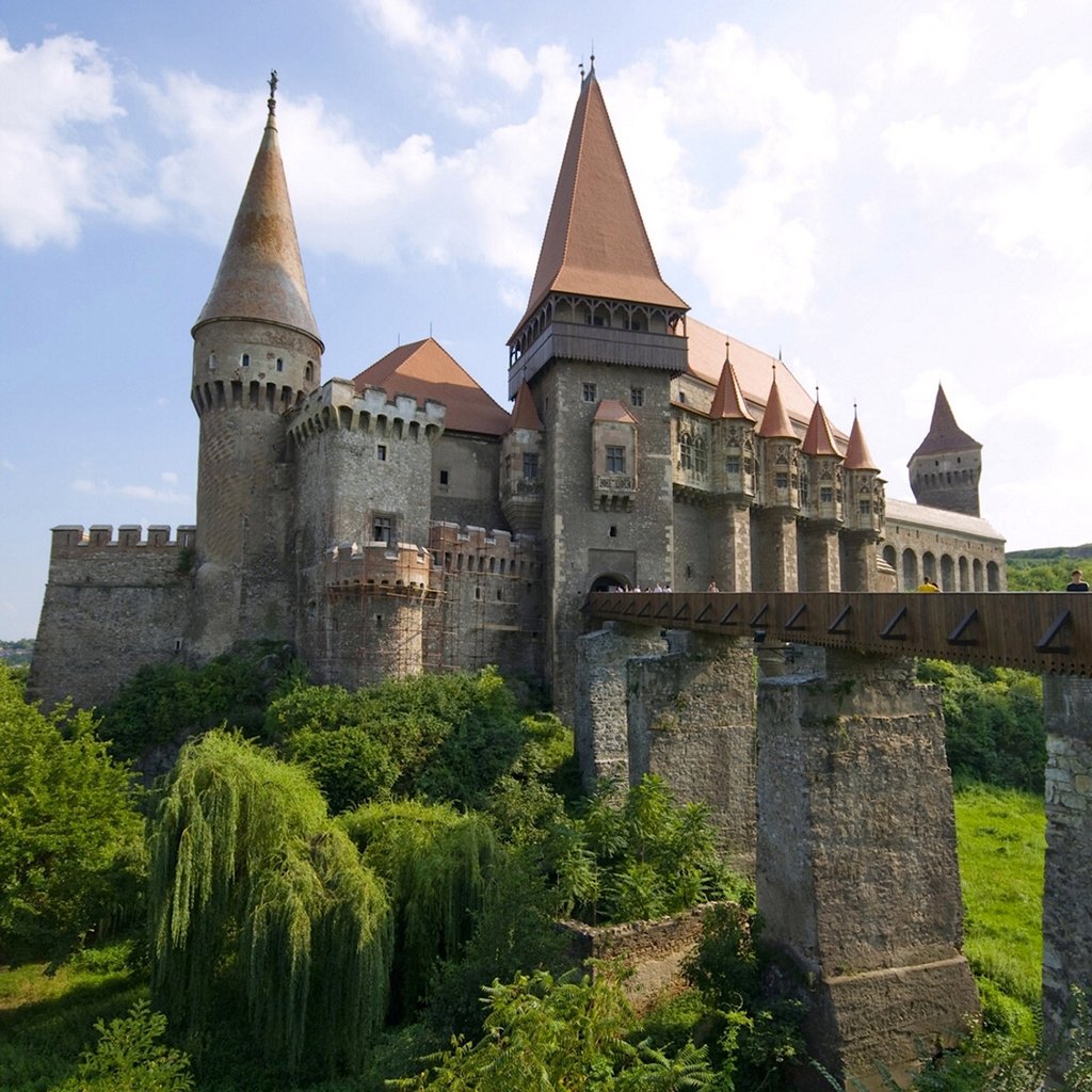 Обои небо, замок корвинов, облака, хуньяди, деревья, corvin castle, река, мост, замок, крепость, трансильвания, the sky, the corvin castle, clouds, hunyadi, trees, river, bridge, castle, fortress, transylvania разрешение 2560x1600 Загрузить