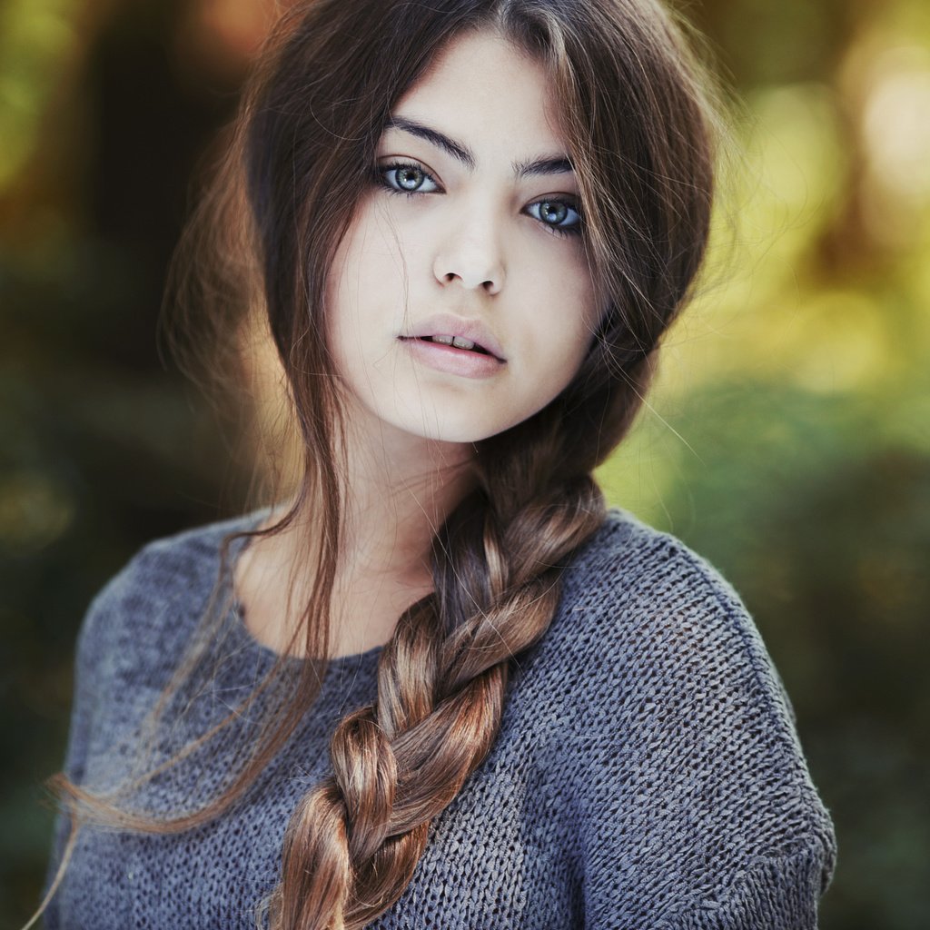 Обои природа, девушка, взгляд, коса, шатенка, джемпер, nature, girl, look, braid, brown hair, jumper разрешение 2048x1365 Загрузить