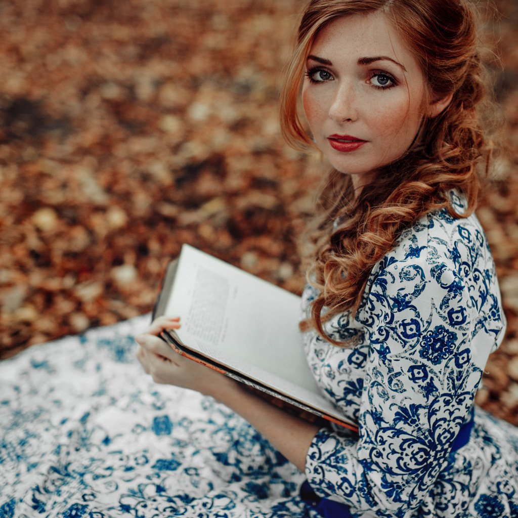 Обои девушка, платье, взгляд, осень, рыжая, локоны, книга, girl, dress, look, autumn, red, curls, book разрешение 2048x1365 Загрузить