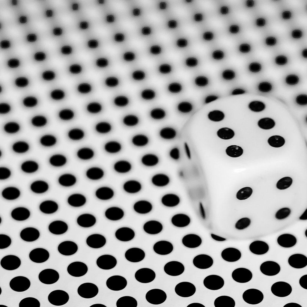 Обои макро, фон, точки, игра, кубик, чёрное и белое, macro, background, point, the game, cube, black and white разрешение 2048x1362 Загрузить