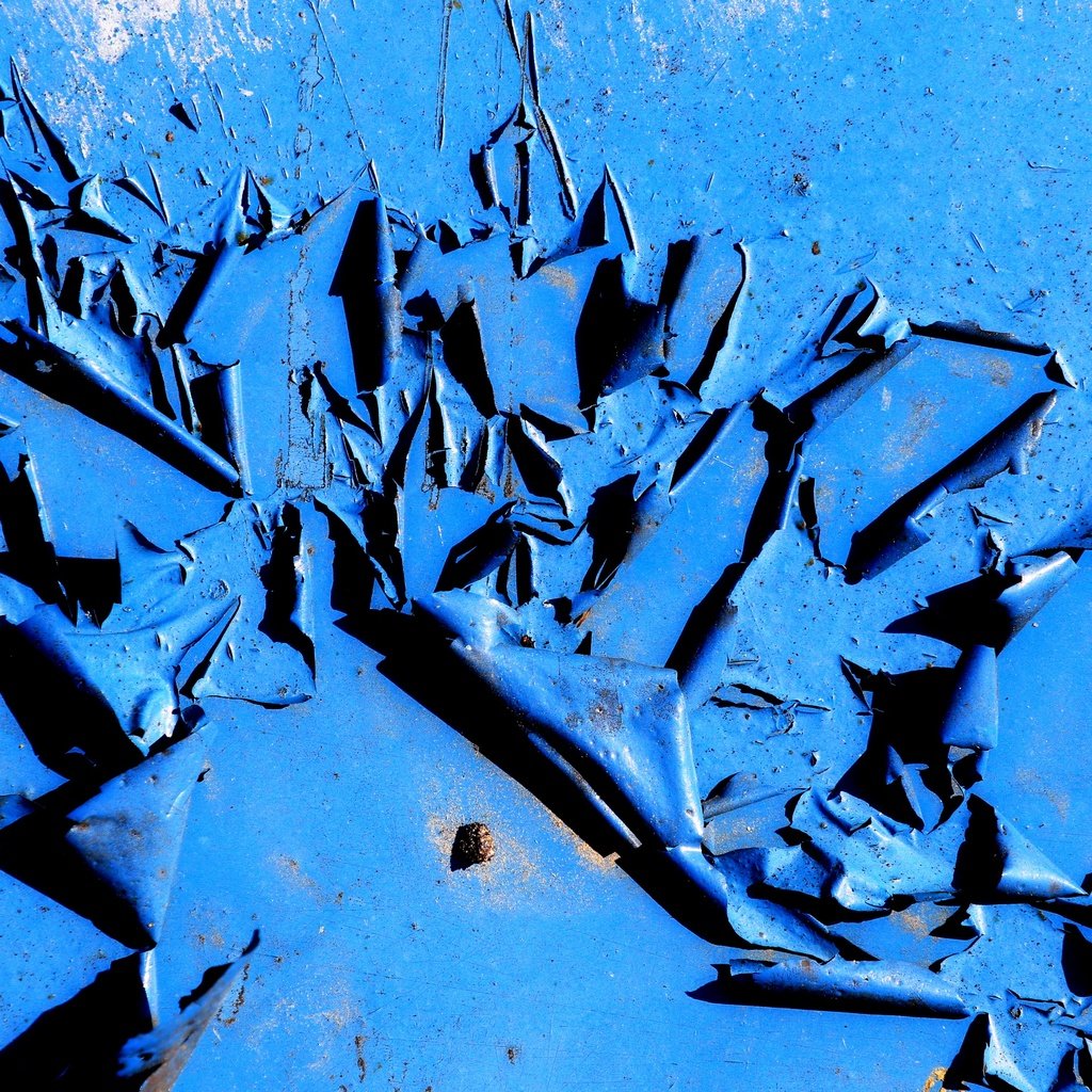 Обои синий, цвет, стена, краска, трещины, облупившаяся краска, blue, color, wall, paint, cracked разрешение 2880x1920 Загрузить