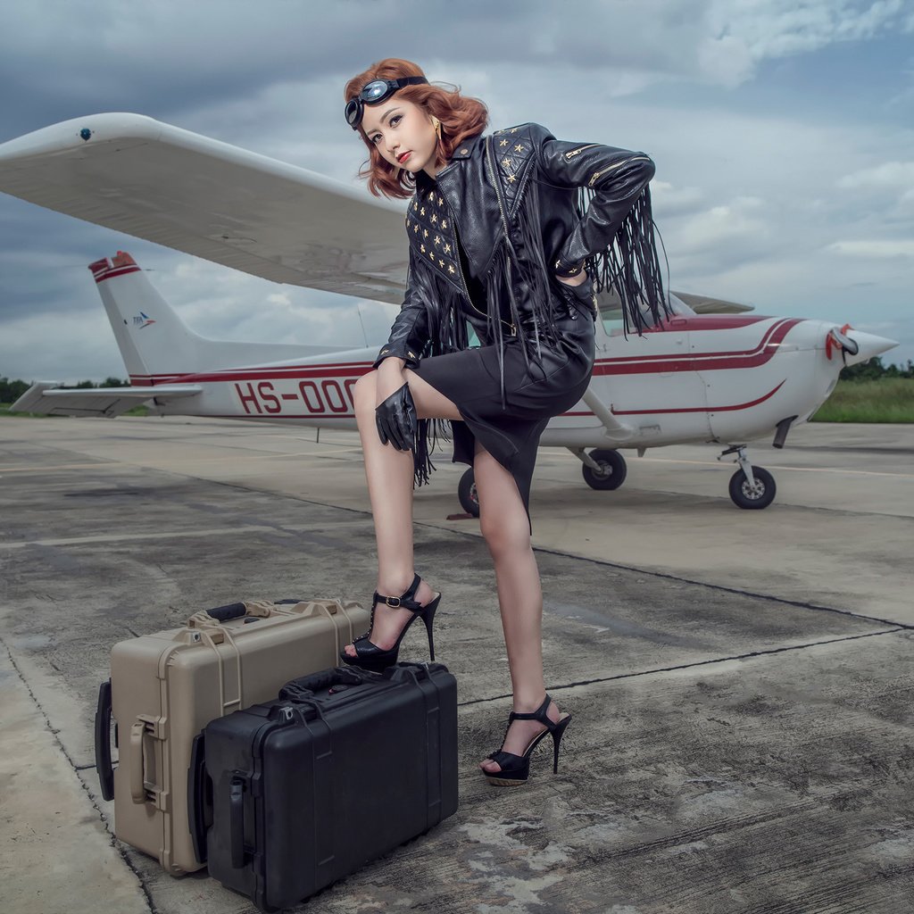 Обои девушка, самолет, ножки, чемоданы, girl, the plane, legs, suitcases разрешение 2048x1536 Загрузить