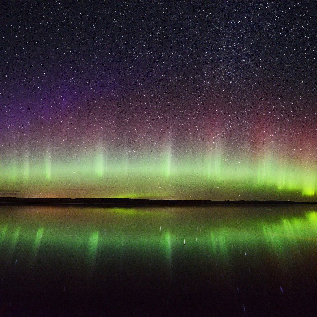 Обои небо, отражение, пейзаж, звезды, северное сияние, озёра, the sky, reflection, landscape, stars, northern lights, lake разрешение 2048x1367 Загрузить