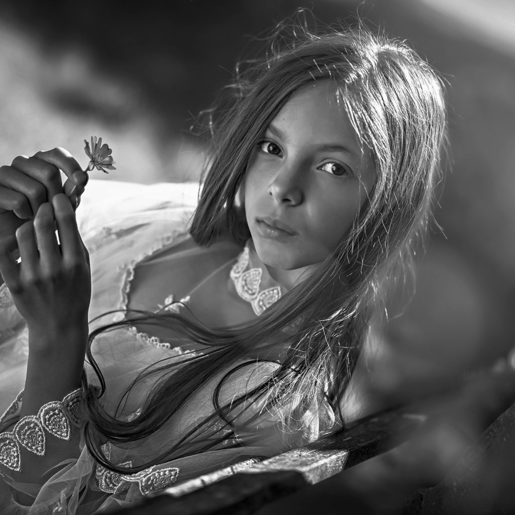 Обои взгляд, чёрно-белое, девочка, боке, look, black and white, girl, bokeh разрешение 3543x2365 Загрузить