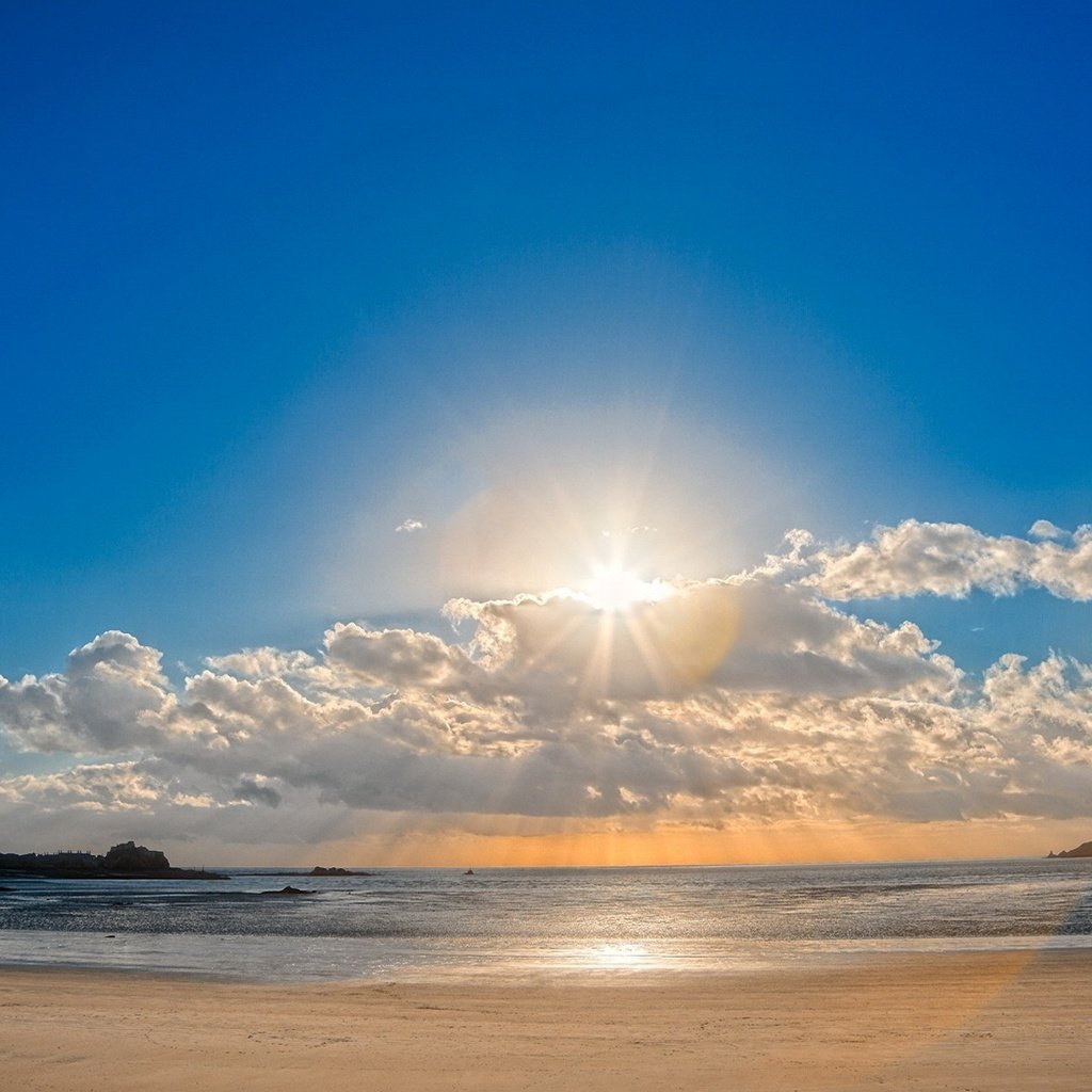 Обои небо, облака, солнце, песок, пляж, блики, the sky, clouds, the sun, sand, beach, glare разрешение 1920x1200 Загрузить