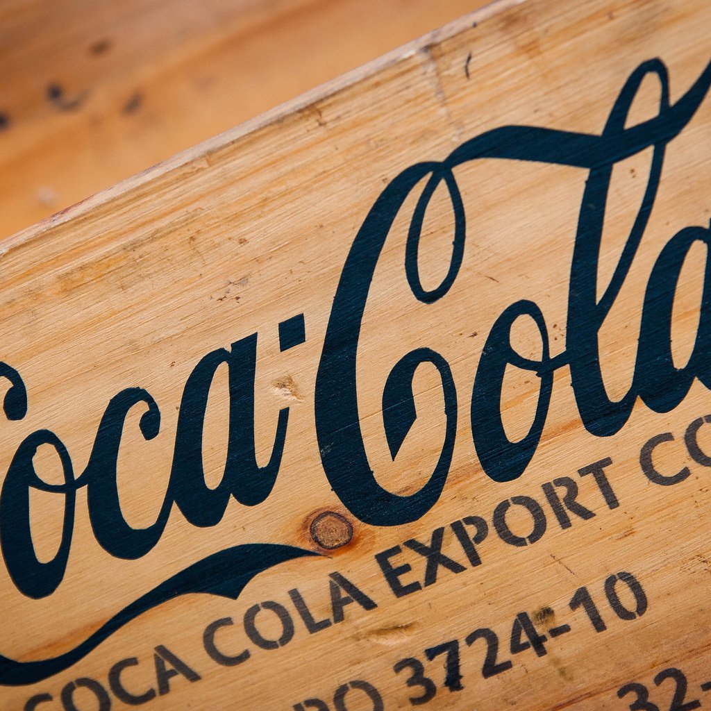 Обои дерево, напиток, логотип, кока-кола, tree, drink, logo, coca-cola разрешение 2048x1365 Загрузить