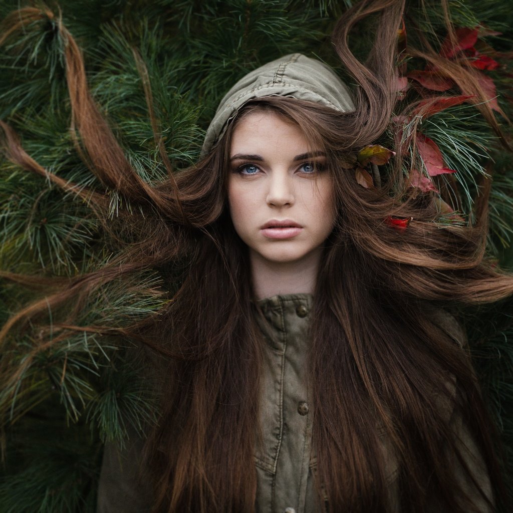 Обои природа, лес, листья, хвоя, девушка, волосы, эмма, jesse herzog, nature, forest, leaves, needles, girl, hair, emma разрешение 2880x1920 Загрузить