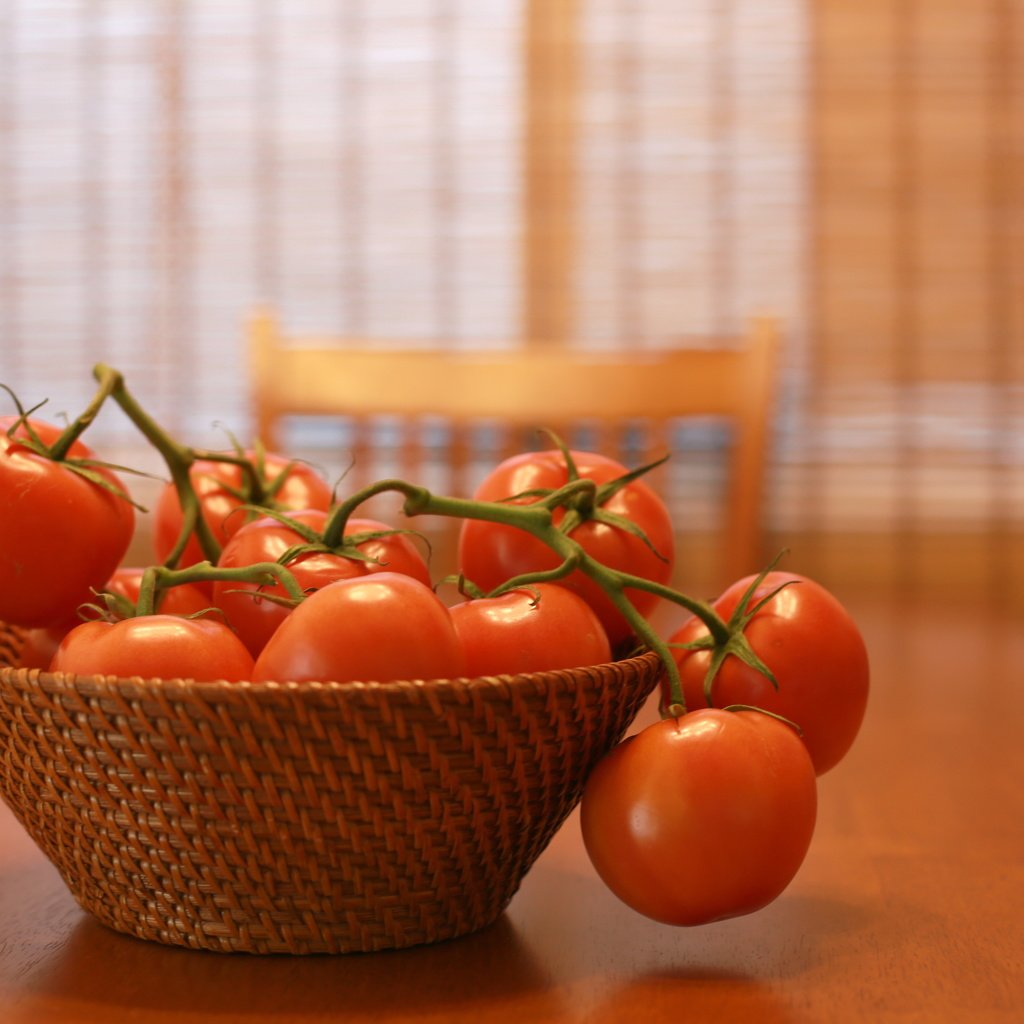 Обои красные, стол, овощи, помидоры, томаты, red, table, vegetables, tomatoes разрешение 5760x3840 Загрузить
