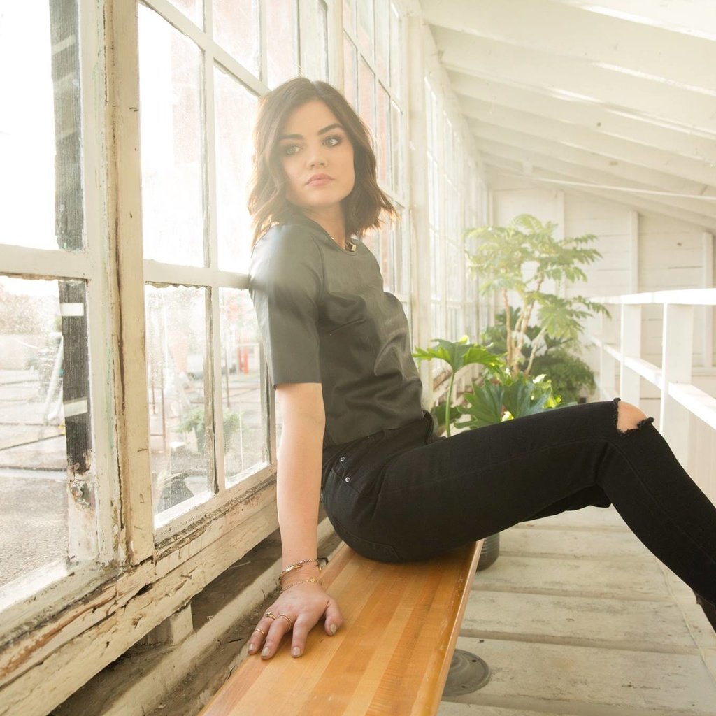 Обои брюнетка, сидит, актриса, люси хейл, brunette, sitting, actress, lucy hale разрешение 2048x1365 Загрузить