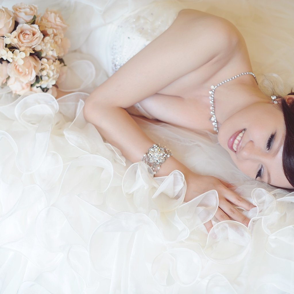 Обои девушка, платье, улыбка, букет, азиатка, невеста, girl, dress, smile, bouquet, asian, the bride разрешение 4256x2832 Загрузить