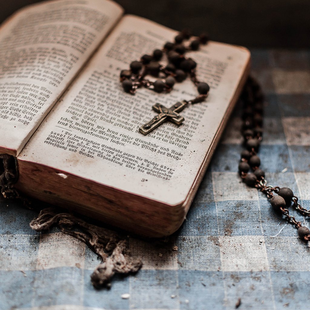 Обои фон, пыль, крест, книга, крестик, старые книги, background, dust, cross, book, old books разрешение 2048x1360 Загрузить