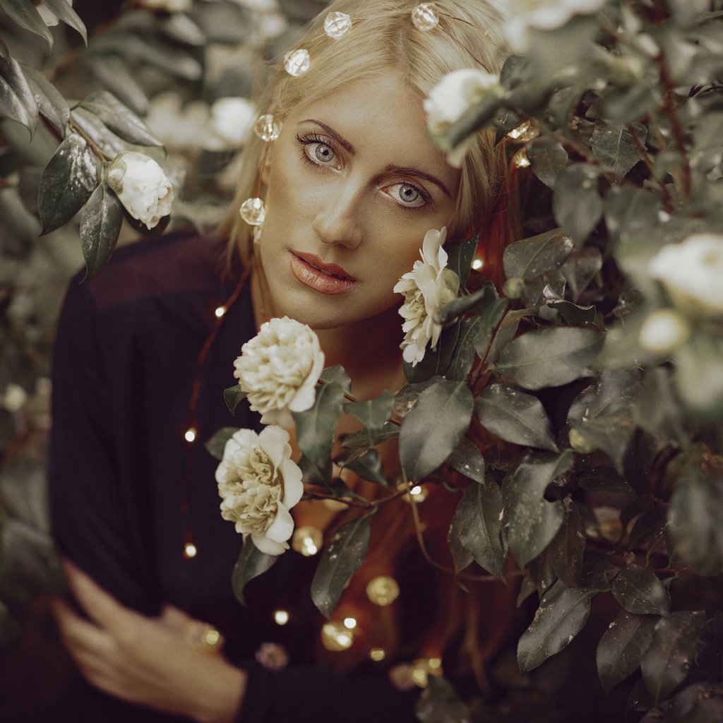 Обои глаза, цветы, девушка, фон, лето, волосы, лицо, eyes, flowers, girl, background, summer, hair, face разрешение 2048x1365 Загрузить