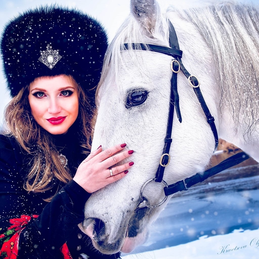 Обои лошадь, девушка, портрет, взгляд, лицо, шапка, конь, меха, меховая шапка, horse, girl, portrait, look, face, hat, fur разрешение 1920x1293 Загрузить