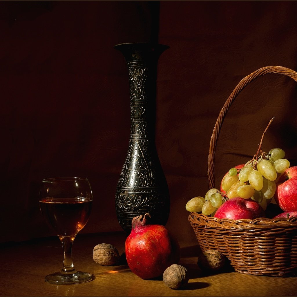 Обои орехи, виноград, бокал, яблоко, кувшин, натюрморт, гранат, nuts, grapes, glass, apple, pitcher, still life, garnet разрешение 1920x1281 Загрузить