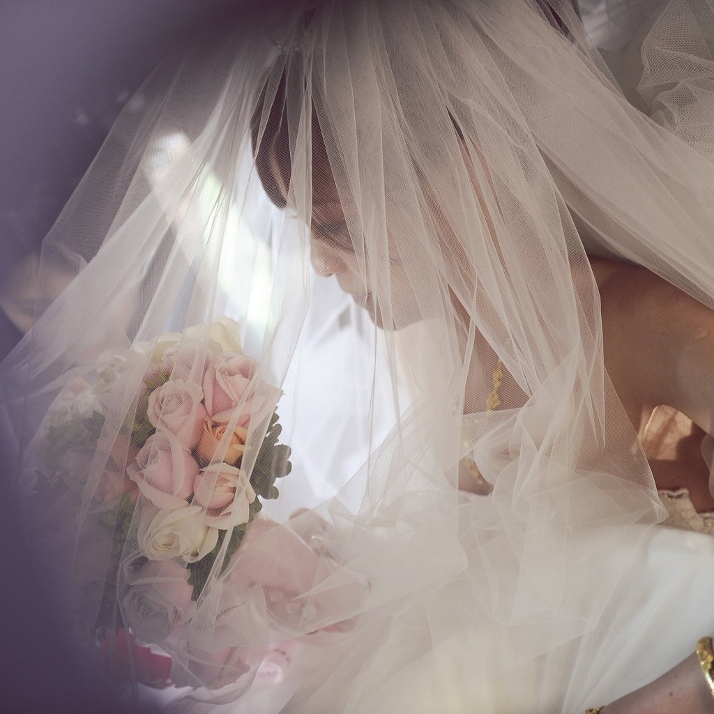 Обои девушка, розы, невеста, фата, свадебный букет, girl, roses, the bride, veil, wedding bouquet разрешение 2880x1916 Загрузить