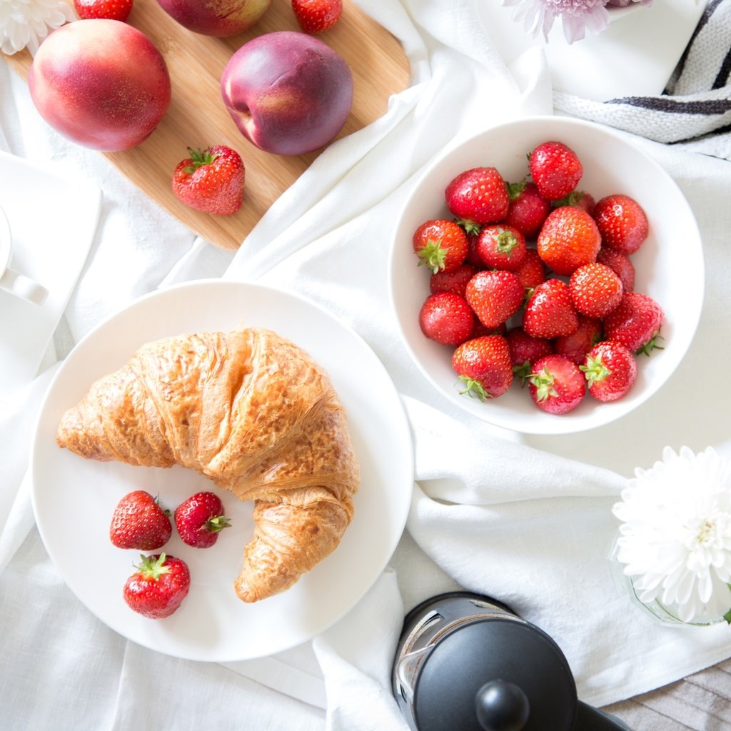 Обои клубника, кофе, круассан, нектарин, strawberry, coffee, croissant, nectarine разрешение 2700x1800 Загрузить