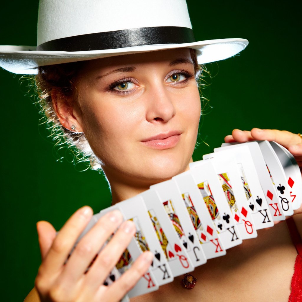 Обои девушка, карты, взгляд, шляпа, shuffling cards, girl, card, look, hat разрешение 2560x1600 Загрузить