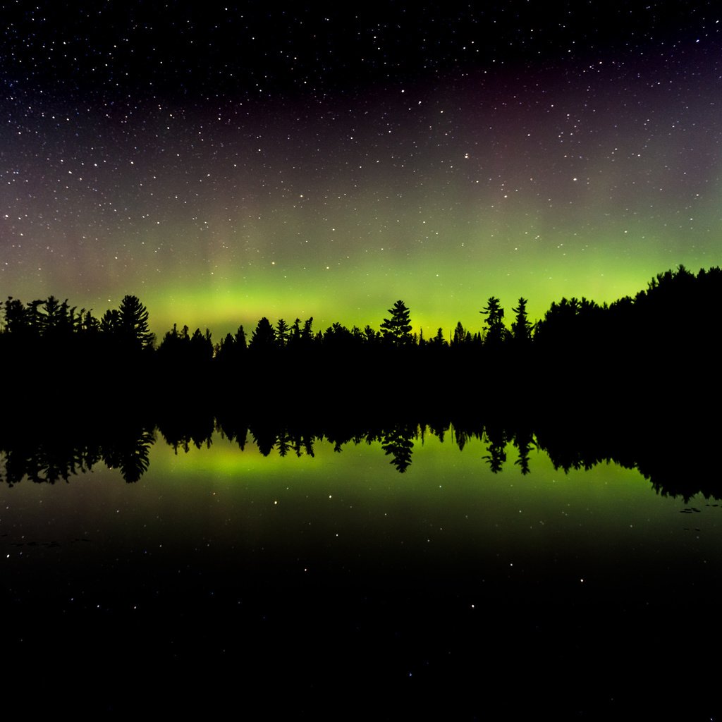 Обои деревья, озеро, отражение, северное сияние, trees, lake, reflection, northern lights разрешение 2048x1463 Загрузить