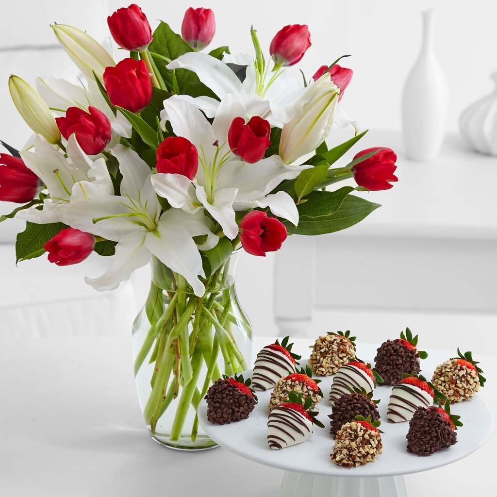 Обои орехи, клубника, тюльпаны, ваза, шоколад, тарелка, nuts, strawberry, tulips, vase, chocolate, plate разрешение 3840x2160 Загрузить
