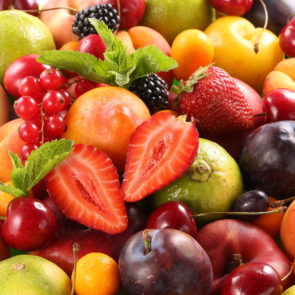 Обои фрукты, клубника, черешня, ягоды, лесные ягоды, персики, сливы, fruits, парное, fruit, strawberry, cherry, berries, peaches, plum, fresh разрешение 5760x3840 Загрузить