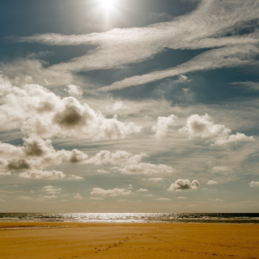 Обои небо, облака, солнце, море, пляж, горизонт, the sky, clouds, the sun, sea, beach, horizon разрешение 2048x1367 Загрузить