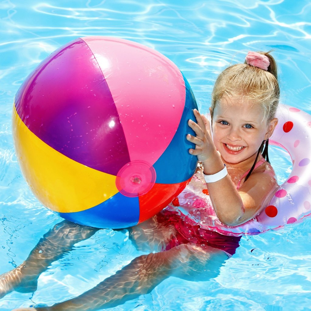 Обои улыбка, лето, девочка, бассейн, ребенок, мяч, smile, summer, girl, pool, child, the ball разрешение 2880x2102 Загрузить