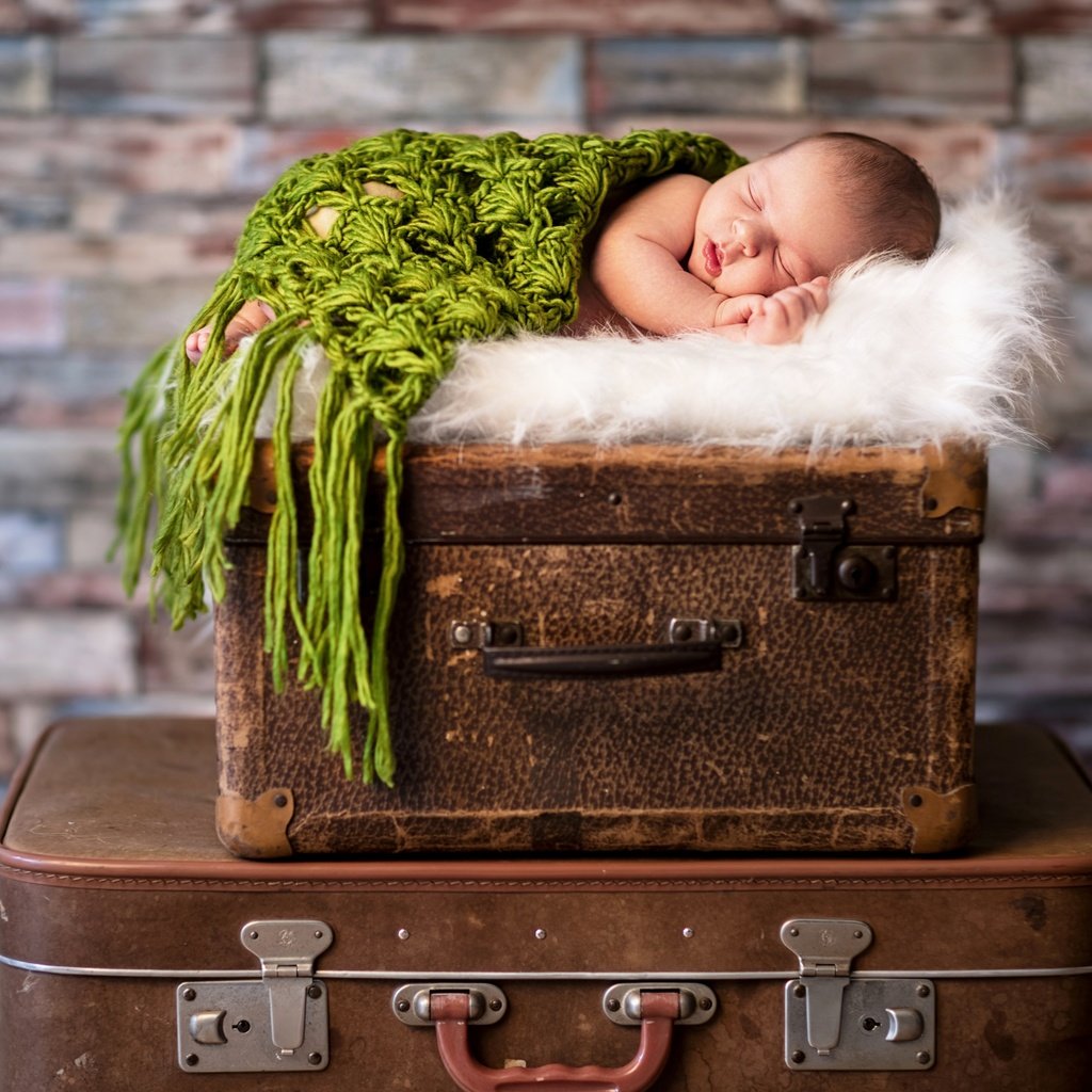 Обои спит, ребенок, малыш, младенец, чемодан, sleeping, child, baby, suitcase разрешение 2880x1889 Загрузить