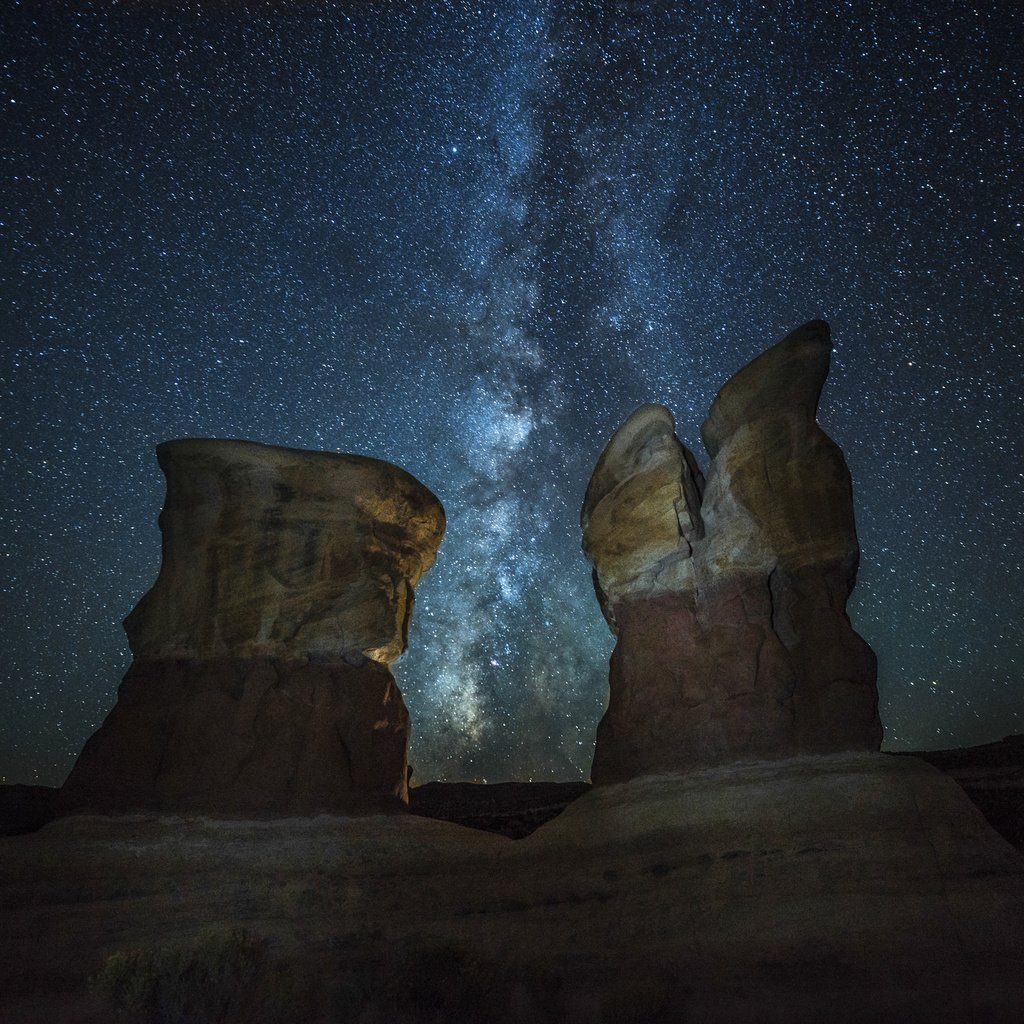 Обои небо, скалы, природа, космос, пейзаж, звезды, млечный путь, the sky, rocks, nature, space, landscape, stars, the milky way разрешение 2048x1367 Загрузить