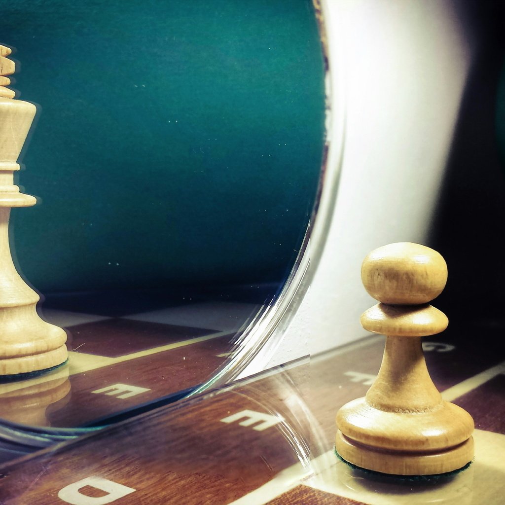 Обои отражение, шахматы, зеркало, королева, пешка, reflection, chess, mirror, queen, pawn разрешение 2560x1600 Загрузить