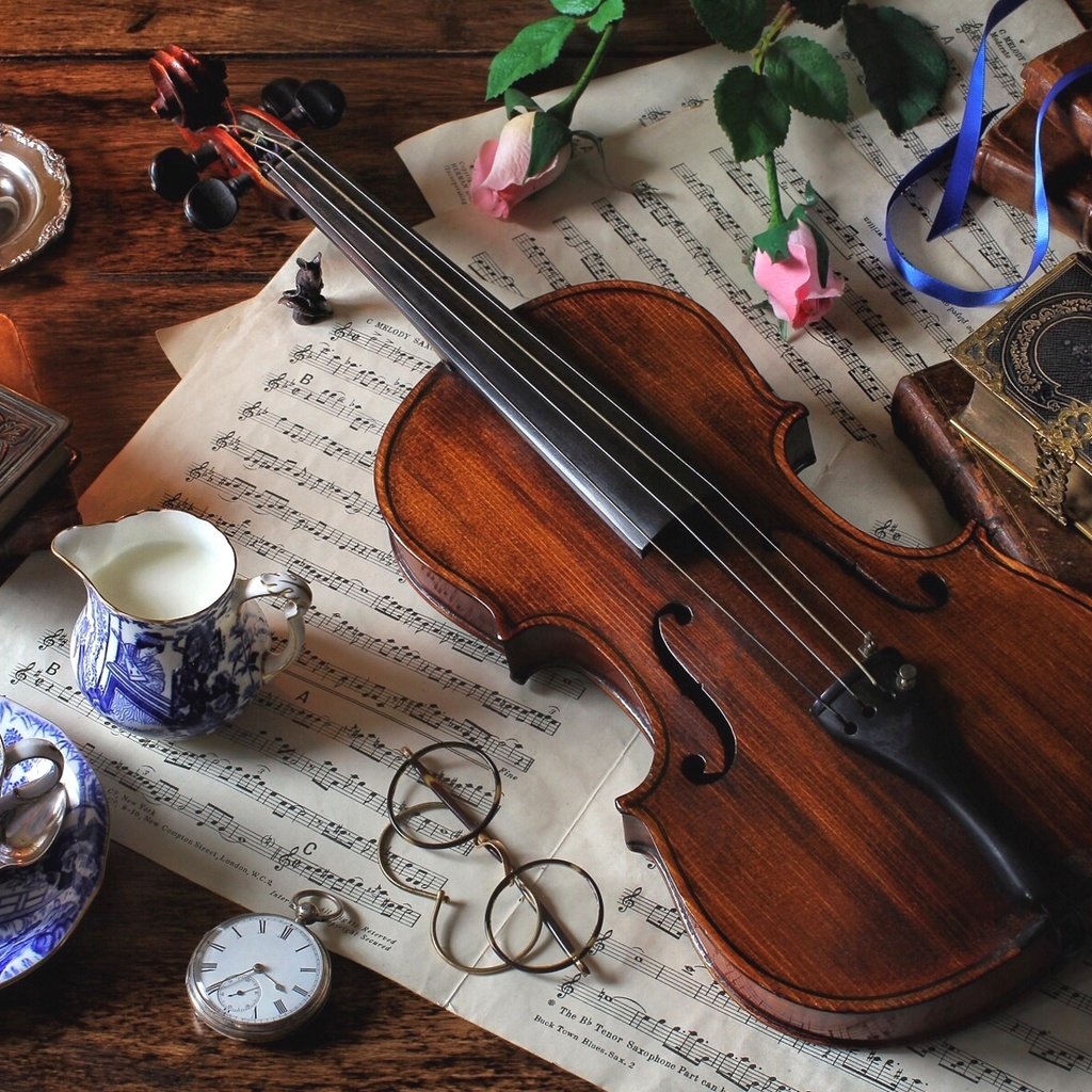 Обои розы, натюрморт, ноты, скрипка, очки, книги, часы, чай, молоко, roses, still life, notes, violin, glasses, books, watch, tea, milk разрешение 1920x1280 Загрузить