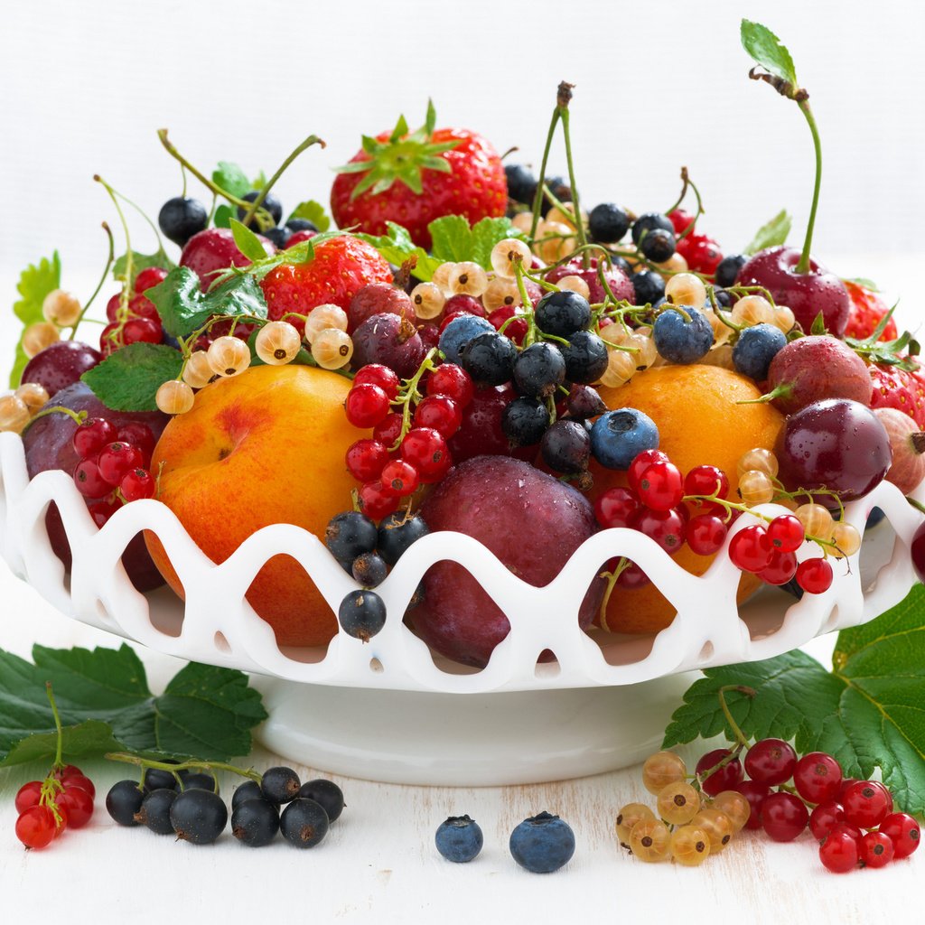 Красивая тарелка с фруктами и ягодами